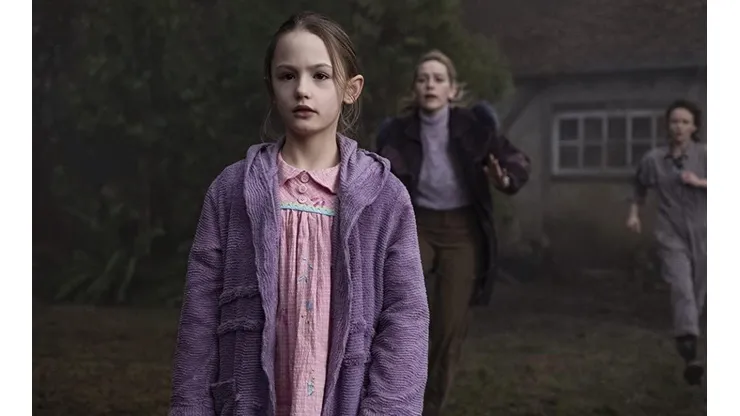 Amelia Eve, Victoria Pedretti y Amelie Bea Smith en La Maldición de Bly Manor