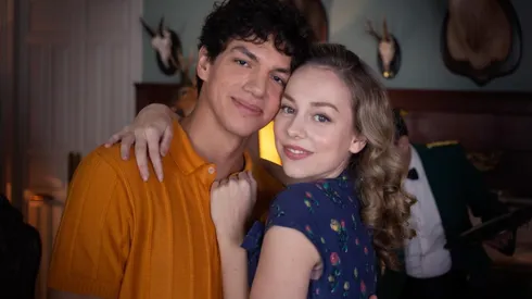 Isaac Hernández y Ester Expósito en Alguien tiene que morir