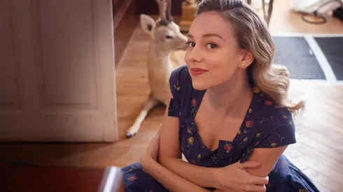 Ester Expósito detrás de escenas de Alguien tiene que Morir