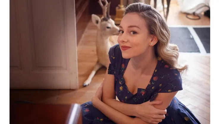 Ester Expósito detrás de escenas de Alguien tiene que Morir