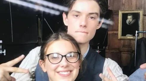 El reclamo de Millie Bobby Brown a Louis Partridge.