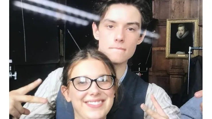 El reclamo de Millie Bobby Brown a Louis Partridge.