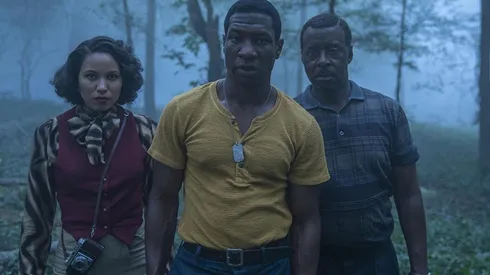 Courtney B. Vance, Jurnee Smollett y Jonathan Majors en Lovecraft Country