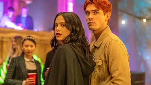 Camila Mendes y KJ Apa en Riverdale