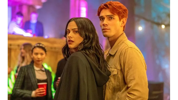 Camila Mendes y KJ Apa en Riverdale