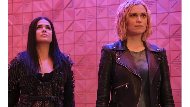 Eliza Taylor y Marie Avgeropoulos en The 100