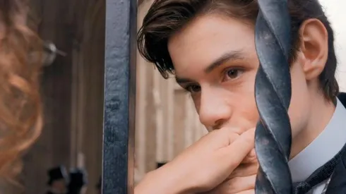 Louis Partridge, entre la escuela y la fama: "Es importante mantener los pies en la tierra"