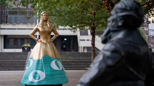 Netflix instaló estatuas de hermanas famosas por Enola Holmes