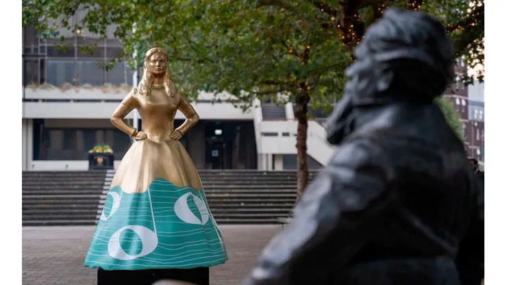 Netflix instaló estatuas de hermanas famosas por Enola Holmes