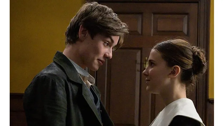 Louis Partridge y Millie Bobby Brown en Enola Holmes