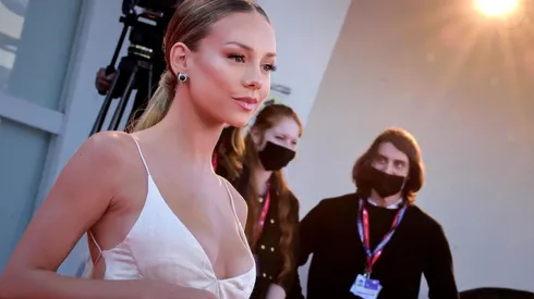 Ester Expósito subastará un vestido para colaborar con la igualdad de género