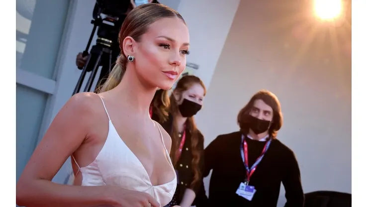 Ester Expósito subastará un vestido para colaborar con la igualdad de género