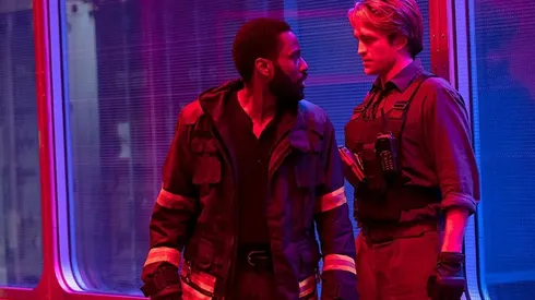 Robert Pattinson y John David Washington en Tenet