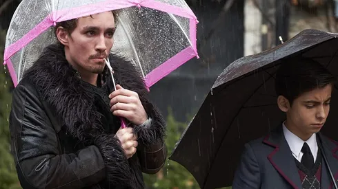 Robert Sheehan y Adrien Gallaher en The Umbrella Academy