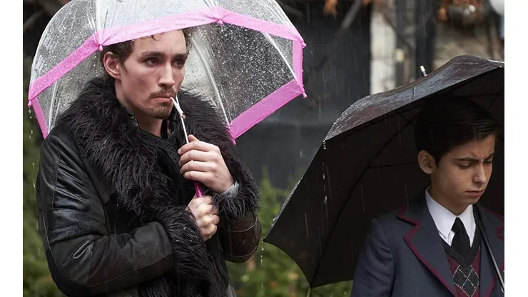 Robert Sheehan y Adrien Gallaher en The Umbrella Academy