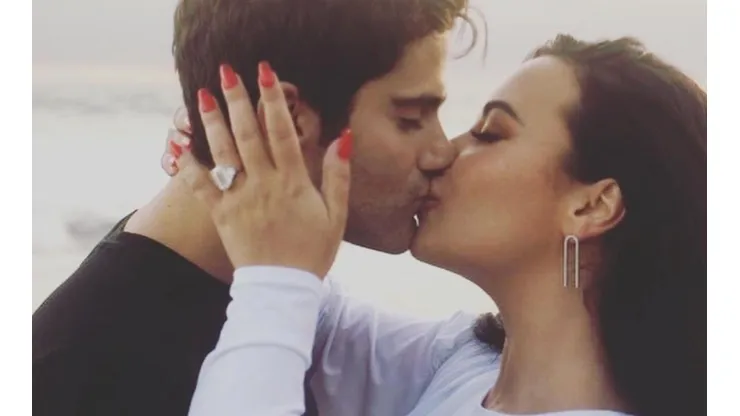 Max Ehrich y Demi Lovato en la playa