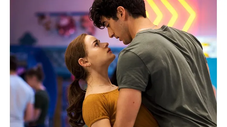Joey King y Taylor Zakhar Perez en El Stand de los Besos 2
