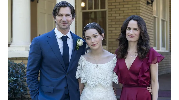 Michiel Huisman Victoria PEdreti y Elizabeth Reaser en The Haunting of Hill House