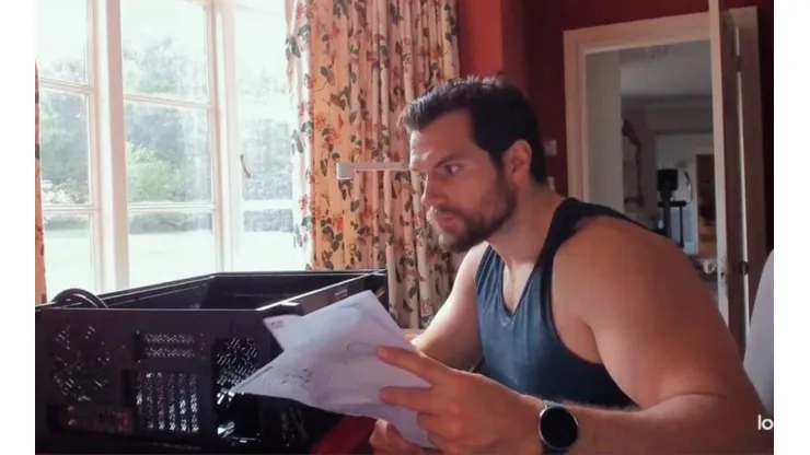 Henry Cavill armando su PC
