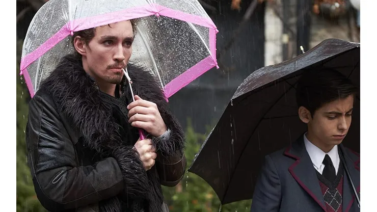 Robert Sheehan y Aidan Gallagher en The Umbrella Academy