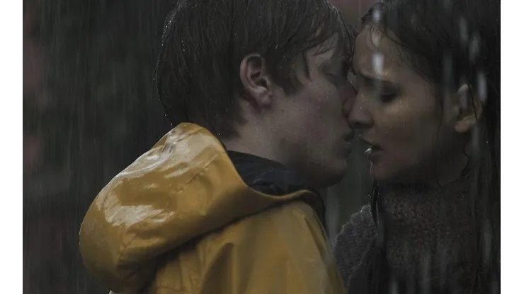 Louis Hofmann y Lisa Vicari en Dark