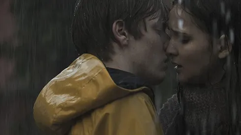 Louis Hofmann y Lisa Vicari en Dark