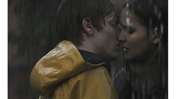 Louis Hofmann y Lisa Vicari en Dark