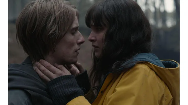 Louis Hofmann y Lisa Vicari en Dark