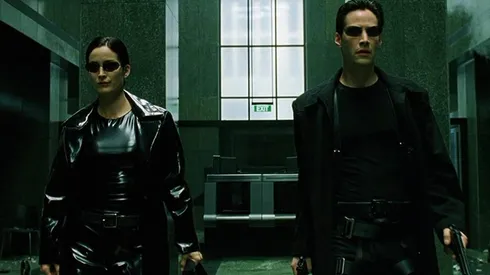 Carrie Anne Moss y Keanu Reeves en The Matrix