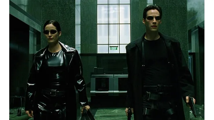 Carrie Anne Moss y Keanu Reeves en The Matrix