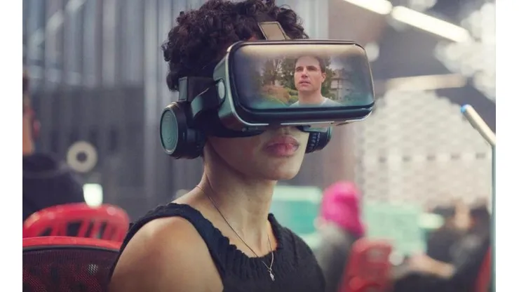 Andy Allo y Robbie Amell en Upload