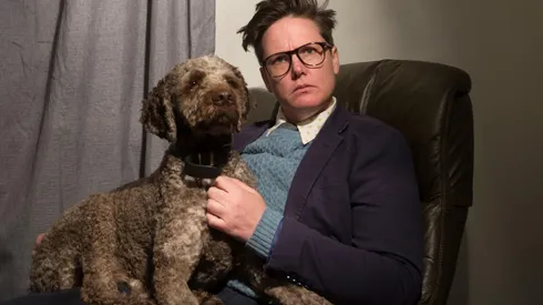 Hannah Gadsby con su perro Douglas