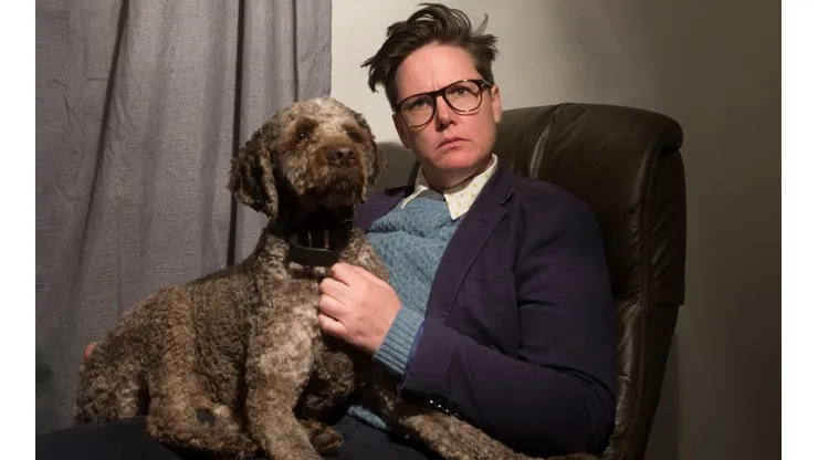 Hannah Gadsby con su perro Douglas