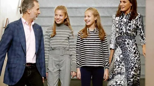 Imagen de los Reyes de España junto a sus hijas