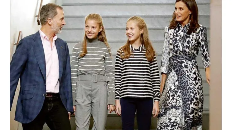 Imagen de los Reyes de España junto a sus hijas
