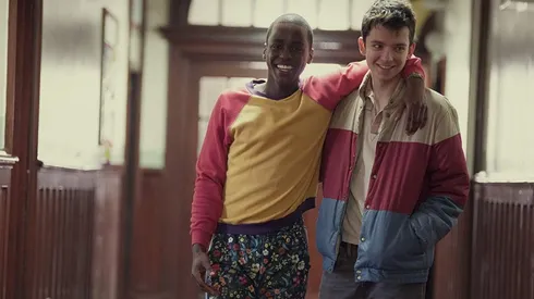 Asa Butterfield y Ncuti Gatwa en Sex Education