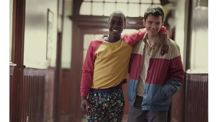Asa Butterfield y Ncuti Gatwa en Sex Education