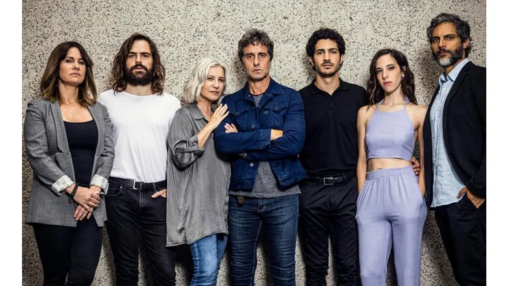 Reparto principal de "El Reino" esn fotografía promocional
