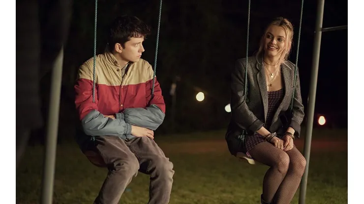 Asa Butterfield y Emma Mackey en Sex Education