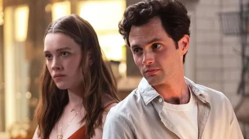 Penn Badgley y Victoria Pedretti en You