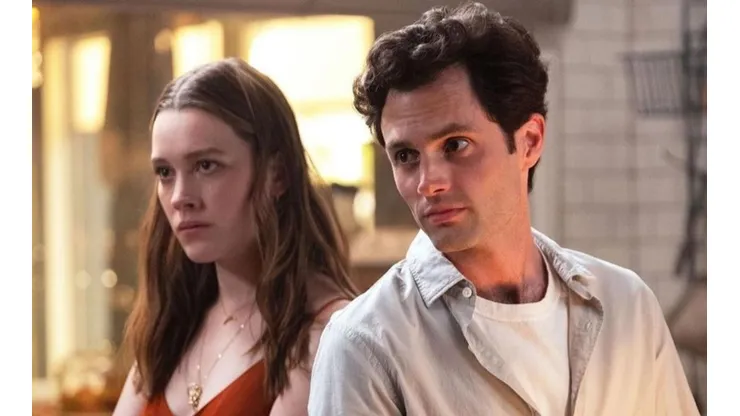 Penn Badgley y Victoria Pedretti en You