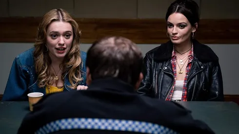 Aime Lou Wood y Emma Mackey en Sex Education 2