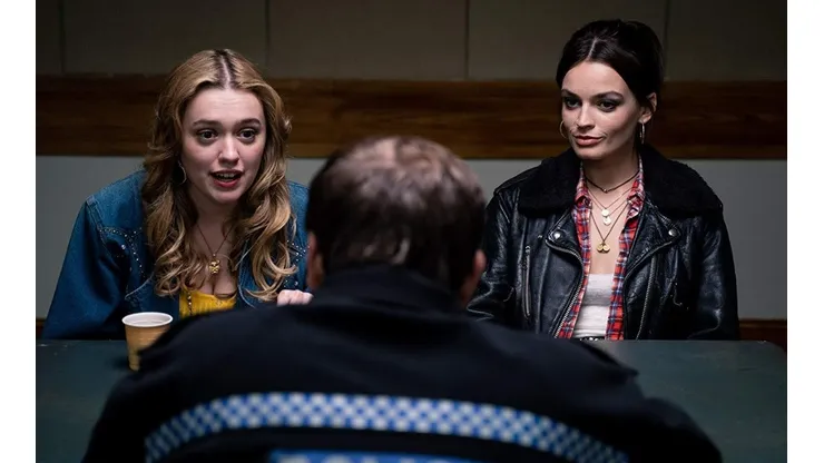 Aime Lou Wood y Emma Mackey en Sex Education 2