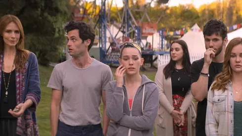 Penn Badgley y Victoria Pedretti