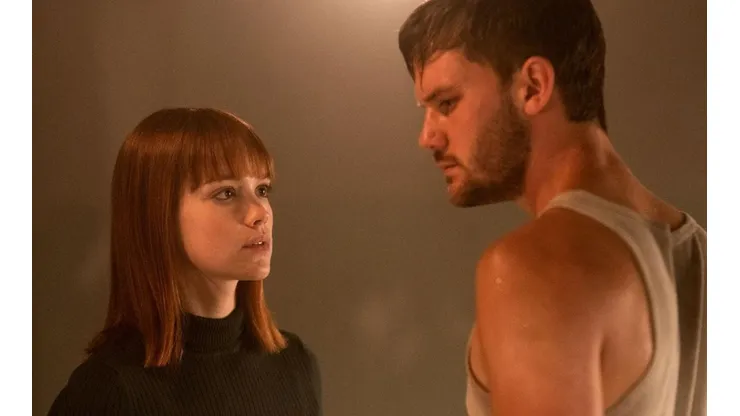 Emilia Schule y Jeremy Irvine en "Treadstone"