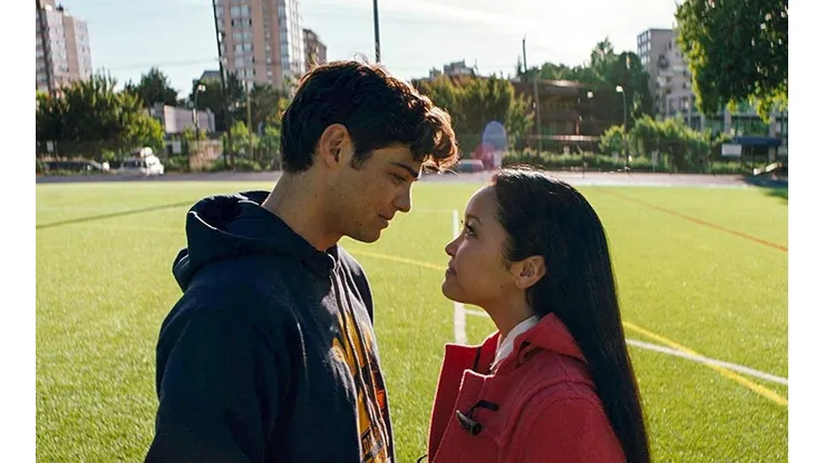 Noah Centineo y Lara Condor en "A todos los chicos que he amado"