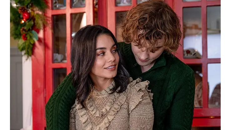 Vanessa Hudgens y Josh Withehouse en The Knight Before Christmas
