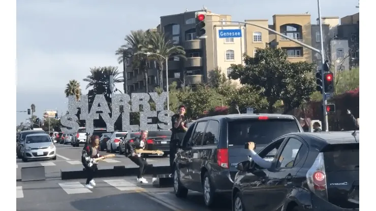 Harry Styles cantando en las calles de Los Ángeles