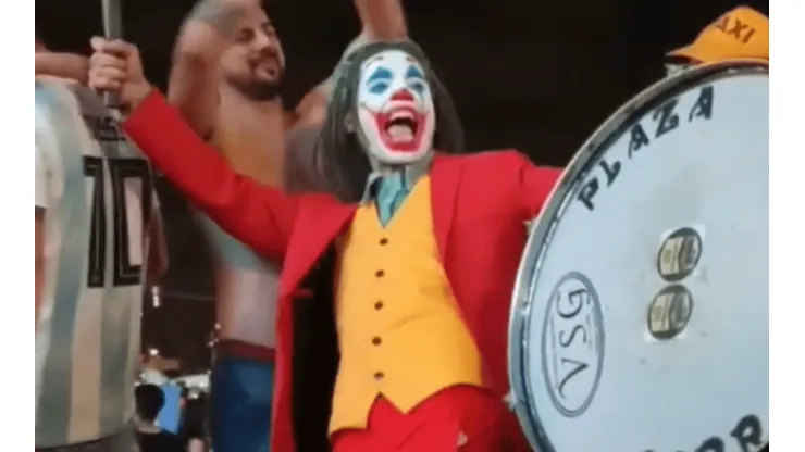 El Joker de Argentina festejando con el bombo
