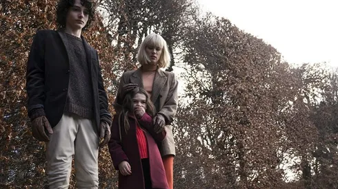 Finn Wolfhard, Mackenzie Davis y Brooklynn Prince en el rodaje de The Turning